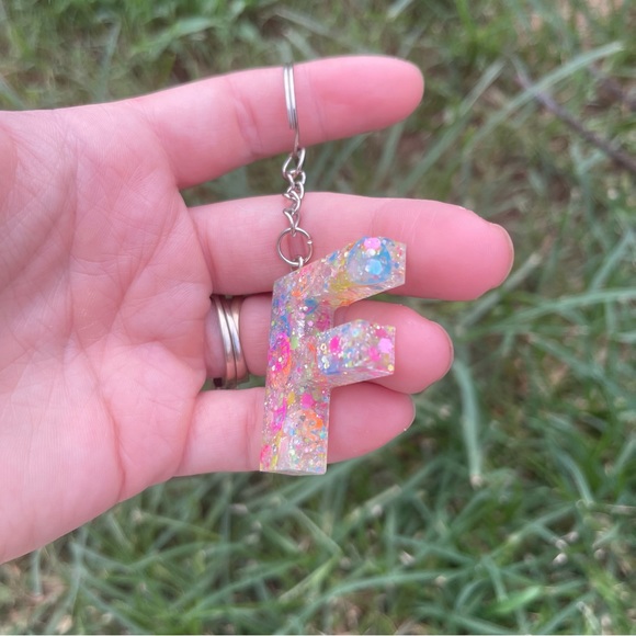 Glittery ☮️ Sign Initial Keychain F Handmade With Resin - Picture 6 of 6